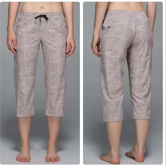 Lululemon Step‎ Lively Crop Dottie Dash Grain Black Pants Size 4 - Picture 1 of 10